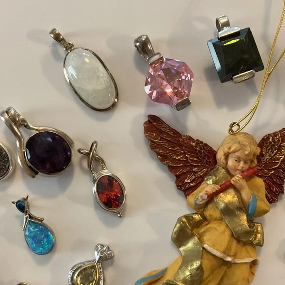 Beautiful 46 piece lot of ladies, assorted pendants/charms plus angel - Picture 3 of 11